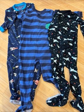 LIKE NEW! BUNDLE! 3! Carter’s Kids Toddler Assorted One Piece Fleece Pjs Sz 5T